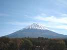 鳴沢村いきいき広場より望む富士山。当館から徒歩5分
