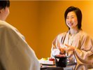 夕食はお食事処『四季亭』でご用意。花とアートに包まれた空間で、優雅なお食事を。
