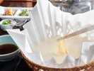 引き上げ湯葉と湯豆腐の体にやさしい朝ごはん。