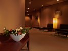 館内を彩る季節の花と調度品