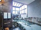 【湯山】小さなお庭もあって屋内なのに露天風呂気分にもなれます!