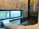 【湯月】奥で寝湯風に楽しめる浴槽!
