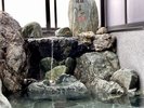 【湯山】貴重な湯山川のあぶら石を積んだ岩風呂