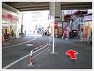 6 南口から出ましたら右へお進み下さい。左手にオリジン弁当、右手にローソンが見えます
