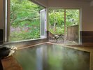 掛け流しの貸切風呂「桧の森」/森林浴風呂(別途有償)