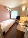 シングルルームです。全室羽毛布団(デュベ)です。