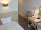 シングルルームです。全室羽毛布団(デュベ)です。