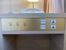 ダブルルームのナイトテーブルです。USBType-C・USB・コンセント各2口装備しております。