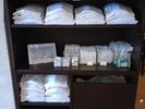 アメニティコーナー歯ブラシ、カミソリ、綿棒、ボディスポンジ、くし、ガウン等はフロント前から。
