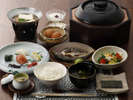 【朝食】“サラダ”はシャキシャキ“湯豆腐”は温かいうちにお召し上がりいただけるよう、ひと手間かけて。