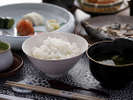【朝食】“自家栽培のお米”や“自家製ぬか漬け”はじめ、シンプルだからこそ、いいものを厳選しています。