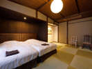 水戸岡氏のデザインが融合した客室、クラシカルな風情とモダンな装いが交わる空間。
