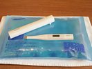急な体調の変化に「体温計と冷やしマクラ」
