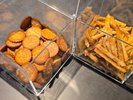 ほんのり塩味がクセになる「ミレービスケット」と、カリカリ食感が止まらない「芋けんぴ」
