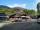 弥彦神社 霊峰弥彦山、古来から人々の信仰を集めてきた弥彦神社はパワースポットとしても有名です。