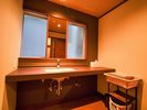 家族みんなで入ってもゆったり湯船の貸切風呂