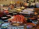 ズワイガニ食べ放題を含めた30数種類のビュッフェと地酒を集めた飲み放題コーナー