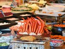 なんと紅ズワイガニが食べ放題!! フェア料理を含めた約30数種類のハーフビュッフェ。
