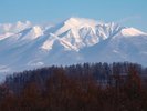 富良野ホテルのロビーは、正面にそびえる十勝岳の稜線を最大限に活かすように設計されています。