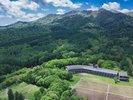 富良野ホテルが佇むのは、静けさと緑に包まれた富良野の森の中
