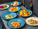 和惣菜が綺麗に盛り付けられた和中心の朝食ビュッフェ。※メニューは予告なく変更される場合があります。