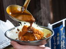 たっぷりカレーソースをかけたボリューム満点の名物カレー。