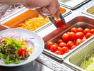 新鮮な野菜を自由に盛り付けられるセルフスタイルのサラダバー。