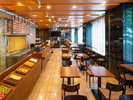 明るく広々とした店内で、出発前のひとときをゆったりとお過ごしください。