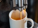 抽出される淹れたてコーヒーはいかがですか?
