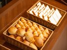 ふんわり食感のパンをお好きなだけ。コーヒーとの相性も抜群です。