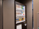 7階に自動販売機を設置しています。(有料・アルコール飲料有)※新札非対応(フロントで両替可)
