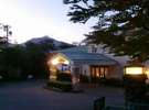 夕暮れのホテル正面