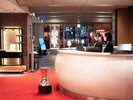 フロント・ロビーエリア|昼はガラス越しの光がモダンを夜は照明でシックを演出