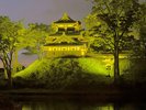 「佐渡島の金山」の世界遺産登録高田城三重櫓を黄金色にライトアップ