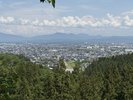 上杉謙信公ゆかりの春日山神社から一望する上越市。時を超えて受け継がれる風景が広がります。