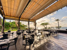 �yBEACHSIDE GRILL �Ď��앗�z�S�ȃA�E�g�h�A�̊J���I�ȋ�ԂŁA�������Ƃ��y���݂��������B���G�߉c��