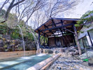 *男湯(露天風呂)/4mの高さから、まさに滝のように流れ落ちる“打たせ湯”。豪快なマッサージ効果をぜひ。