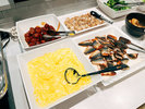 ■朝食ビュッフェ(スクランブルエッグ、焼き魚、ミートボール、シューマイ)