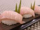 【伊勢まぐろ握り】醤油を弾くほど脂が乗っており、大トロに似て甘味を広げながら溶けてゆきます♪