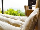 和洋室(8畳+ツインベッド):絶景と共に静かな夜をお過ごしください。