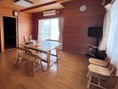 一戸建ロッジ:ロッジに入ると、広々としたリビングがお出迎えしてくれます。