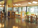 エントランス:中庭に面した吹き抜けの窓から降り注ぐやさしい光に迎えられます。