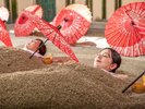 砂むし温泉「霧砂」/ 砂の温度は約40〜45℃。入浴時間は10分ほどです。