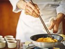 ライブキッチンではオムレツ・スープカレー・おむすびをご提供