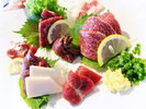 【馬刺し】熊本名物といえばコレ!にんにく醤油でぜひ。(写真提供:熊本県観光連盟)