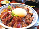 【あか牛丼】メディアでお馴染み。人気店「いまきん食堂」は行列必須(写真提供:熊本県観光連盟)