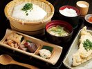 【岡本とうふ店】明治時代から続く老舗のお豆腐屋。ざる豆腐が付く定食がオススメ!温泉施設も隣接。