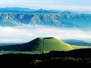 【米塚】春〜夏にかけて、緑一色に覆われた光景が圧巻!ドライブにオススメです。写真提供:熊本県観光連盟