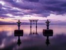 【永尾剱神社】713年創建と伝わる古い神社。満潮時と干潮時で趣が異なります。写真提供:熊本県観光連盟