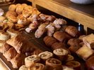 LAZULI BAKERY�̏Ă����ăp�����͂��߁A�Ȗ،��Y�̖�؂◑���g�����u�b�t�F�����p�ӂ��Ă��܂��B